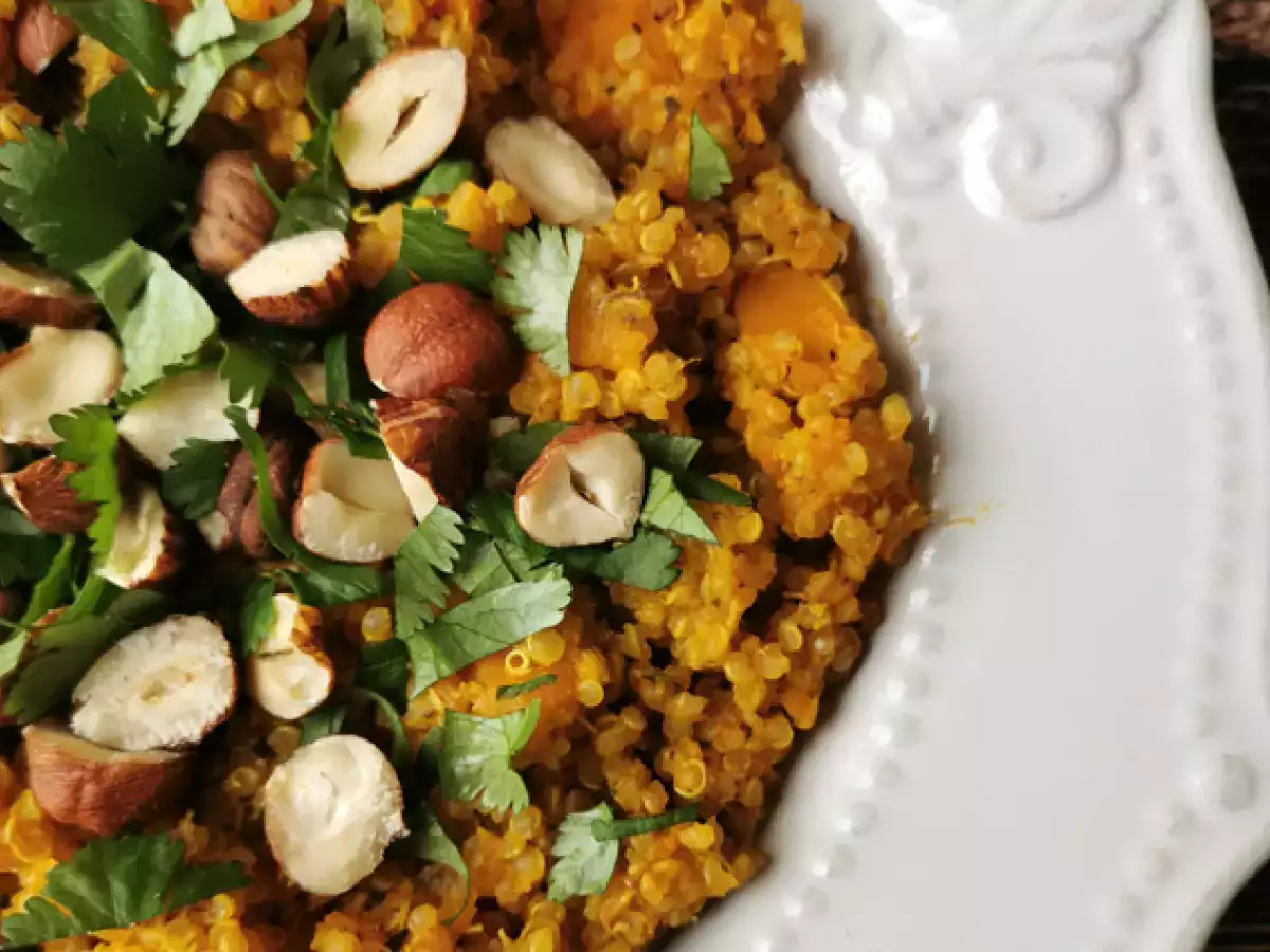 Vegetarijanska rižota s kvinojo, maslenimi orehi, lešniki in koriandrom - Quinotto - fotografija 2