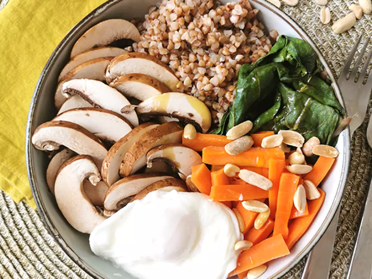 Vegetarijanska skleda Buda z ajdo, zelenjavo in poširanim jajcem - fotografija 2