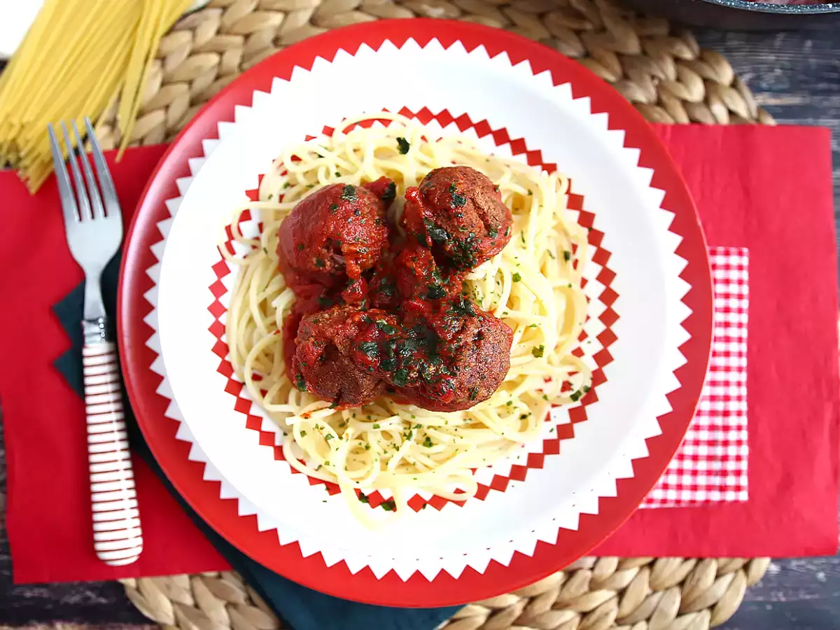 Vegetarijanske mesne kroglice iz sejtana s paradižnikovo omako - fotografija 3