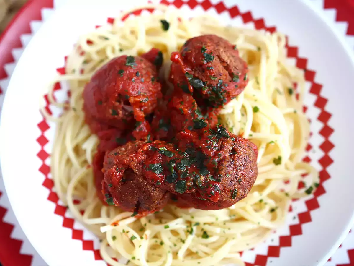 Vegetarijanske mesne kroglice iz sejtana s paradižnikovo omako - fotografija 4