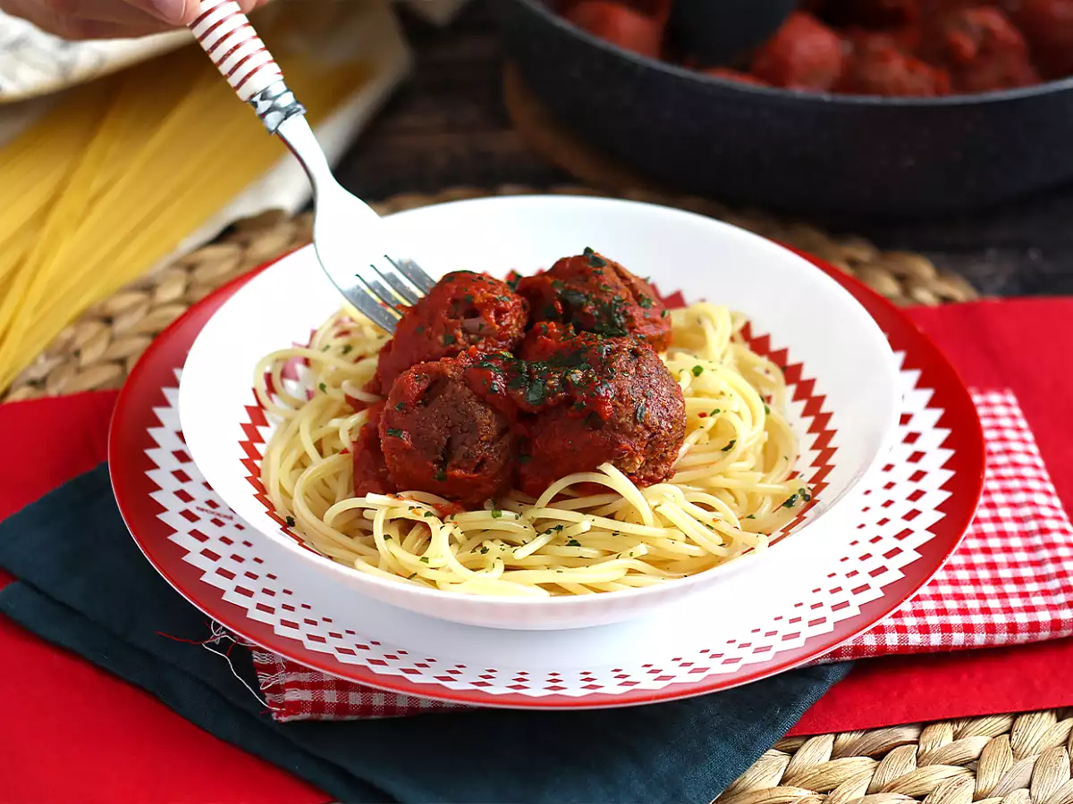 Vegetarijanske mesne kroglice iz sejtana s paradižnikovo omako - fotografija 5