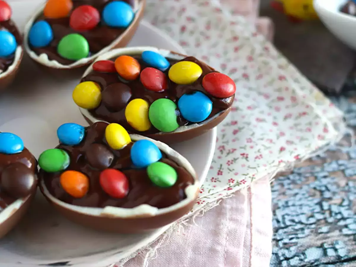 Velikonočna jajčka, polnjena s čokoladno kremo in bonboni M&M's - fotografija 2
