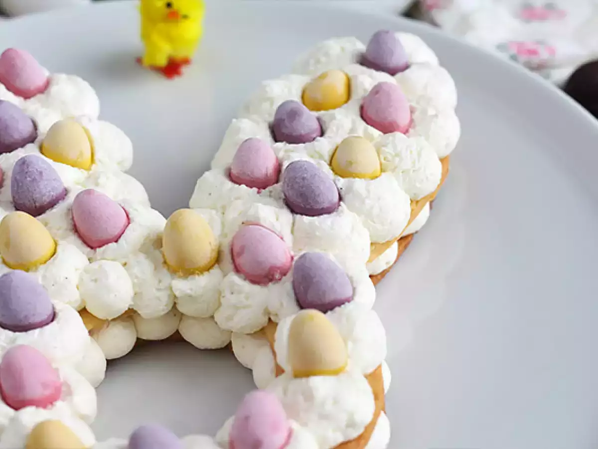 Velikonočna zajčja torta s čokoladnimi jajčki - fotografija 2