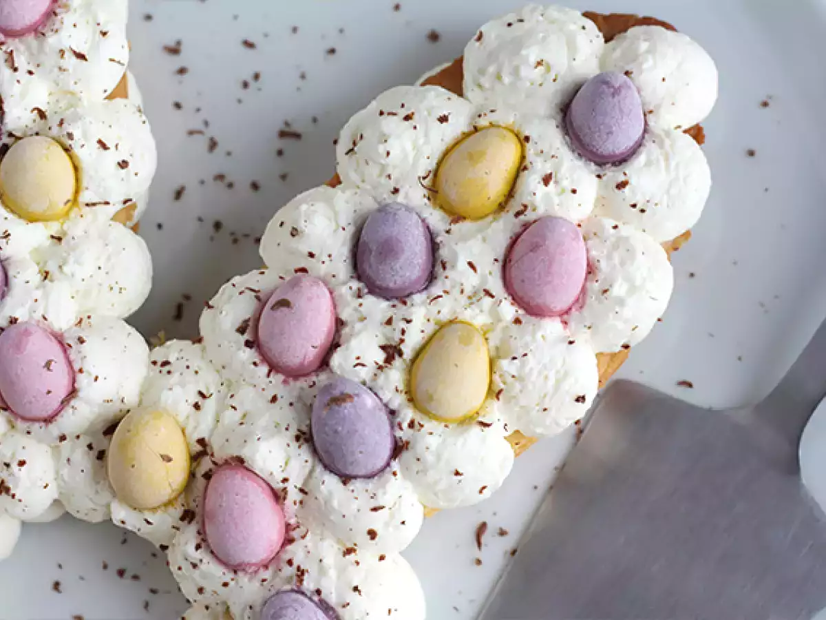Velikonočna zajčja torta s čokoladnimi jajčki - fotografija 4
