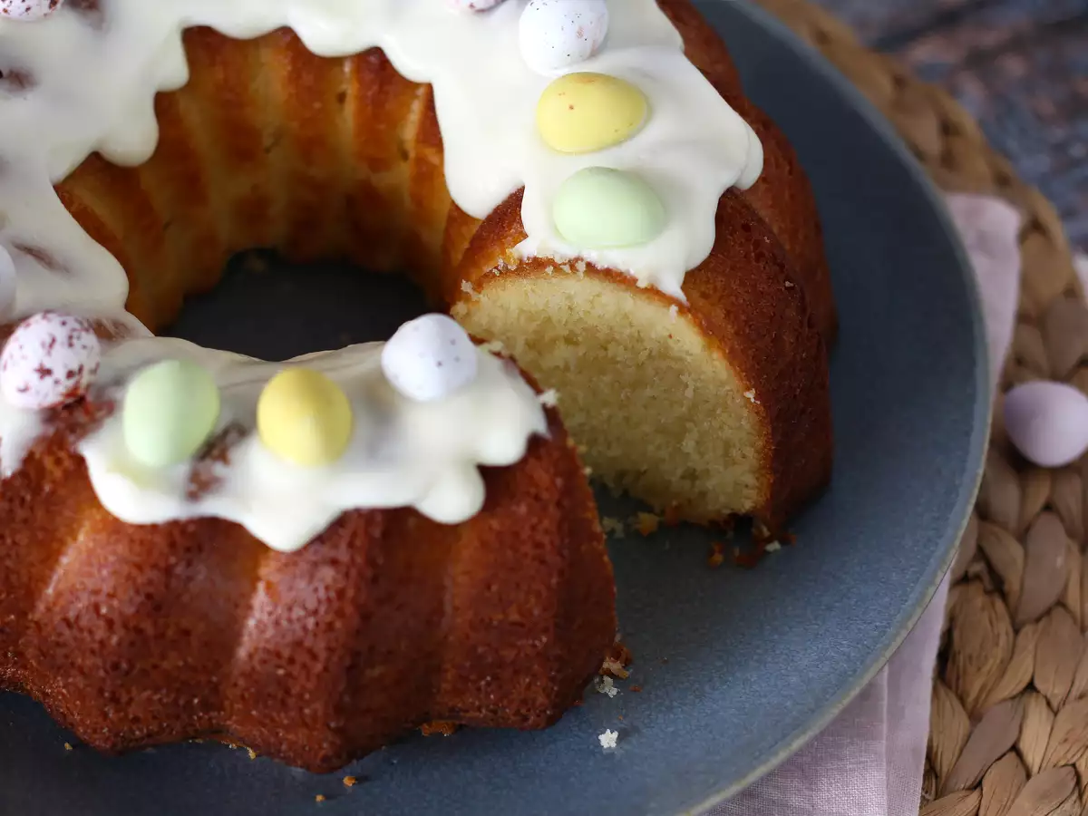 Velikonočni bundt kolač z limono in belo čokolado - fotografija 5