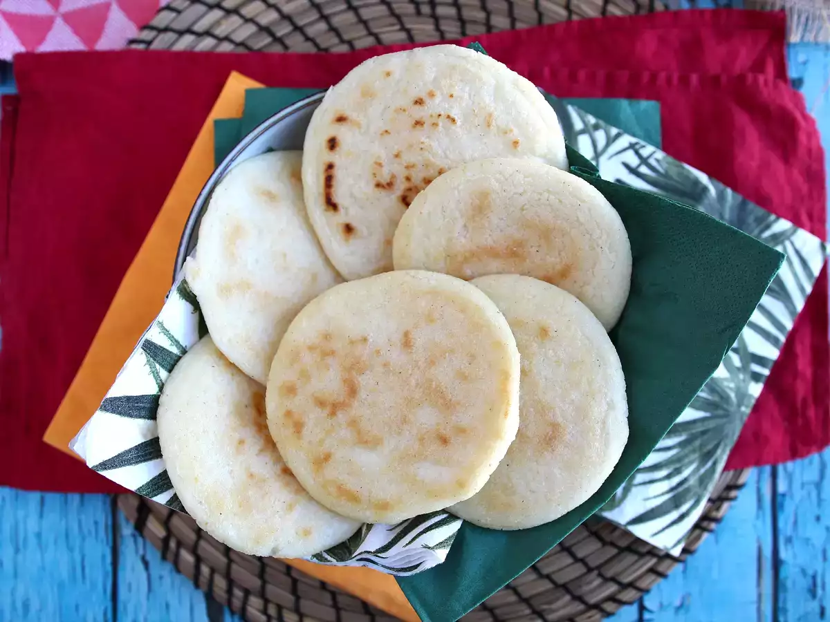 Venezuelski arepas, kruhki brez glutena, narejeni iz samo 3 sestavin - fotografija 3