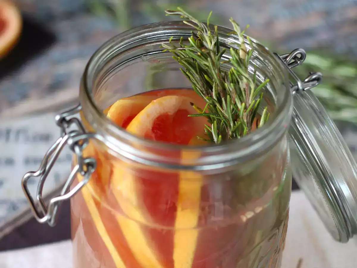 Voda z okusom grenivke in rožmarina: razstrupljevalni napitek brez dodanega sladkorja - fotografija 2