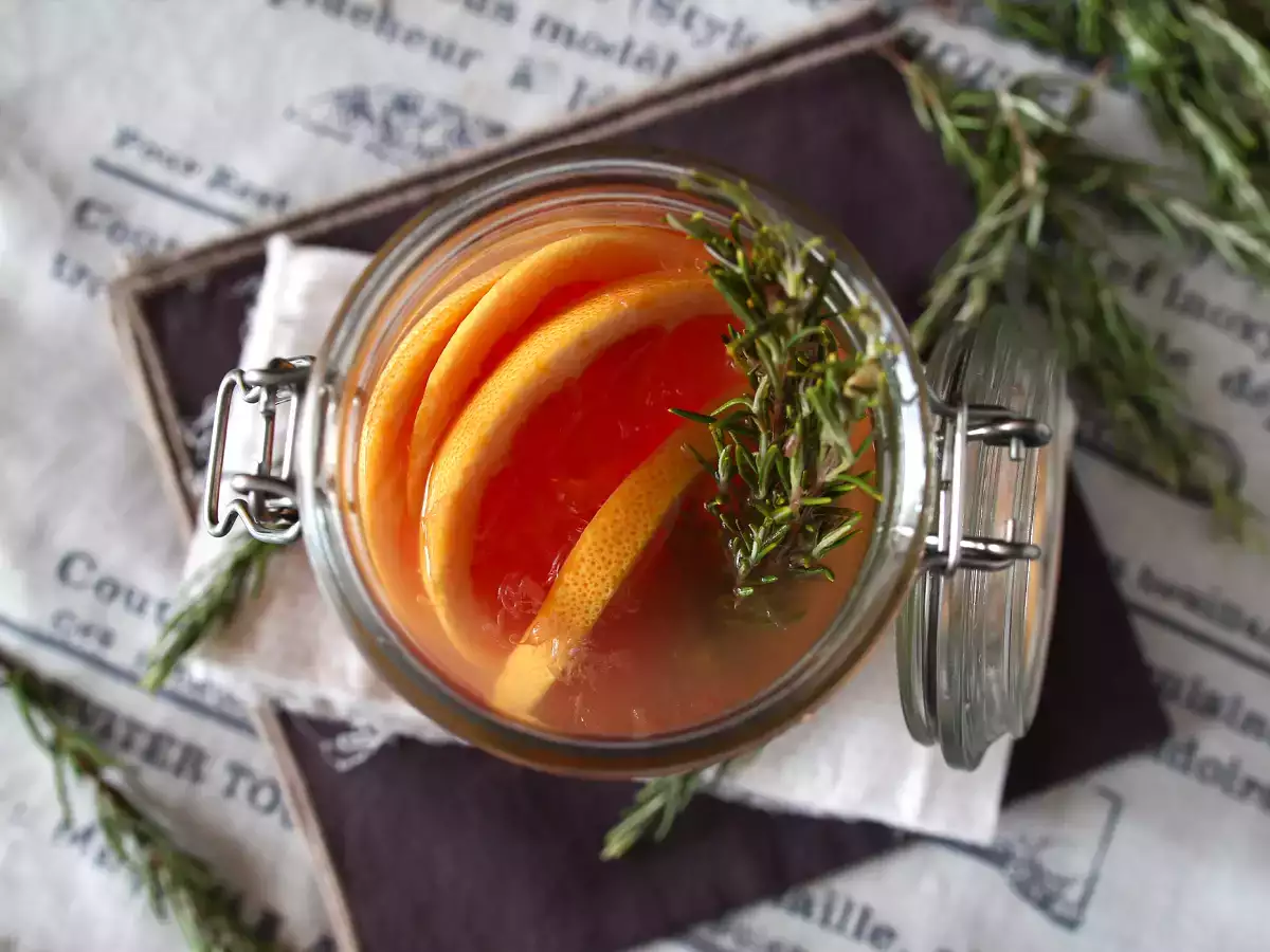 Voda z okusom grenivke in rožmarina: razstrupljevalni napitek brez dodanega sladkorja - fotografija 3