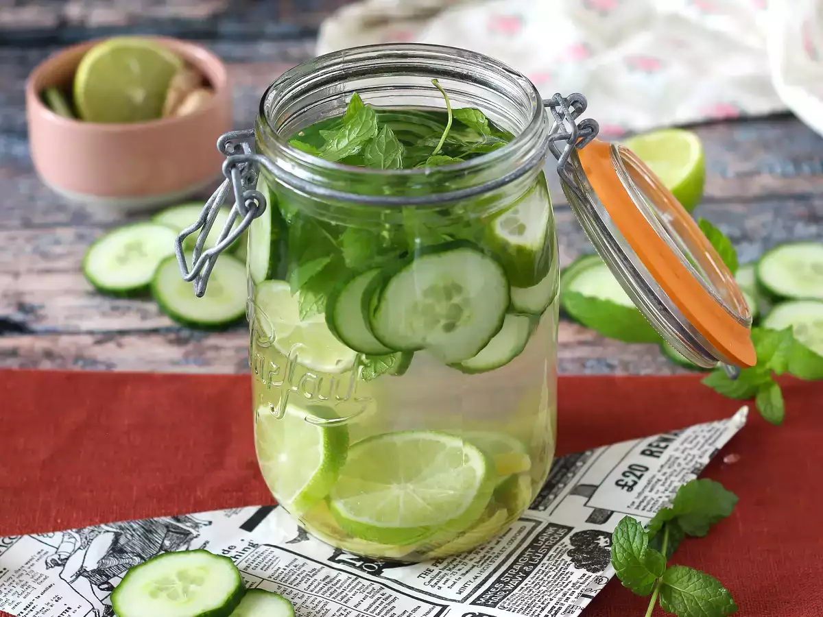 Voda z okusom kumare, limete, mete in ingverja - fotografija 3