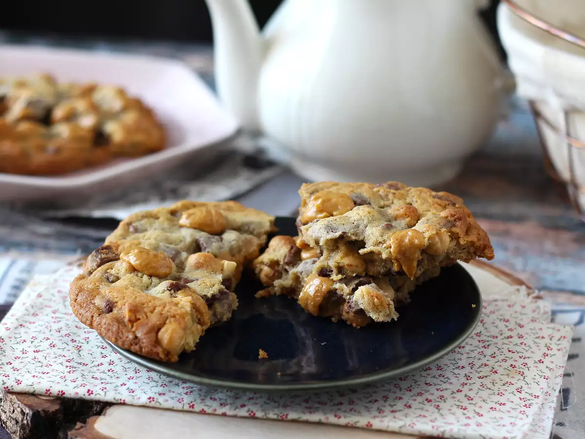 XXL piškotki z lešniki, mlečno čokolado in pralineji - fotografija 2