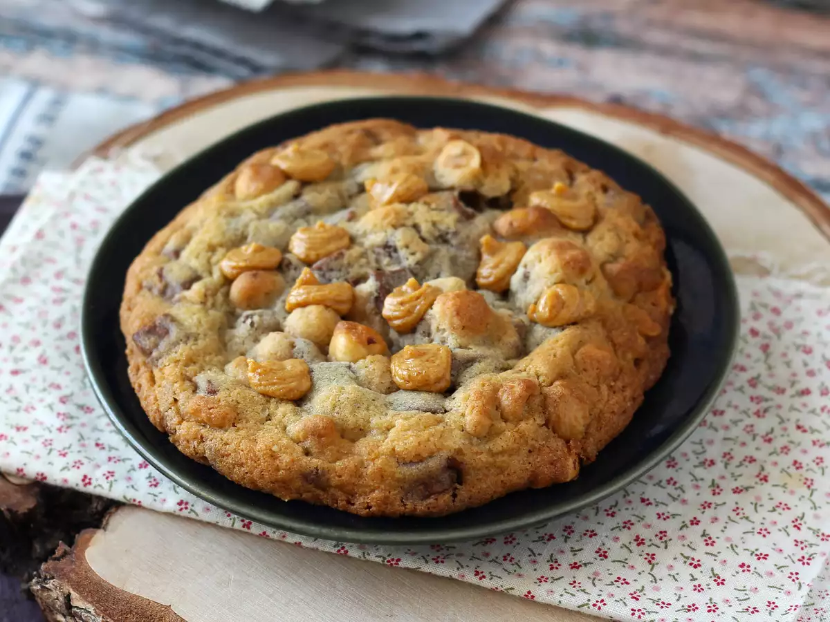 XXL piškotki z lešniki, mlečno čokolado in pralineji - fotografija 3