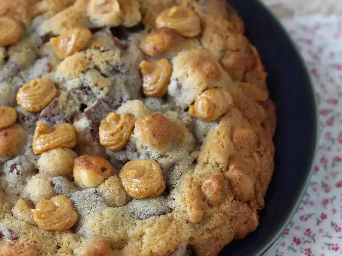 XXL piškotki z lešniki, mlečno čokolado in pralineji - fotografija 4