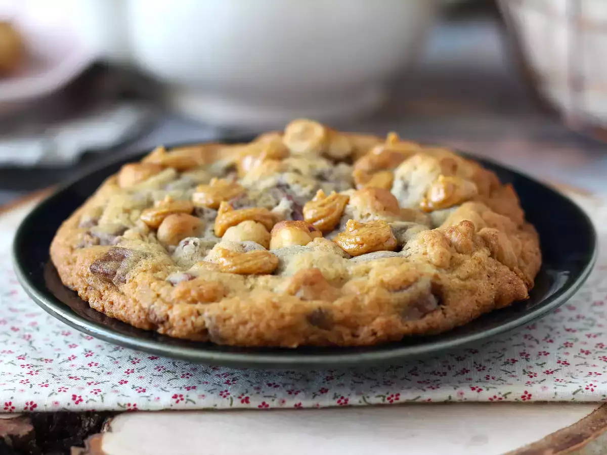 XXL piškotki z lešniki, mlečno čokolado in pralineji - fotografija 6