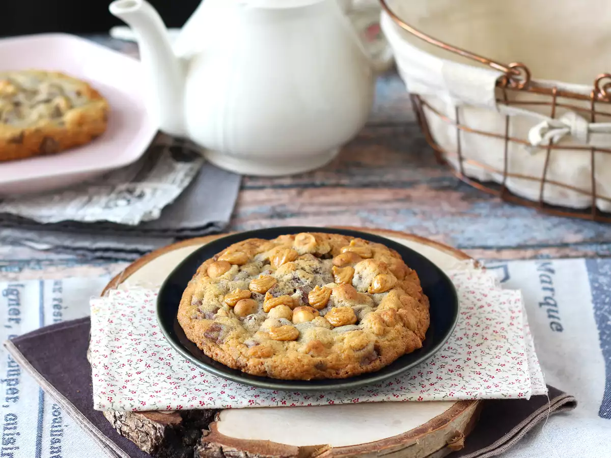 XXL piškotki z lešniki, mlečno čokolado in pralineji - fotografija 7