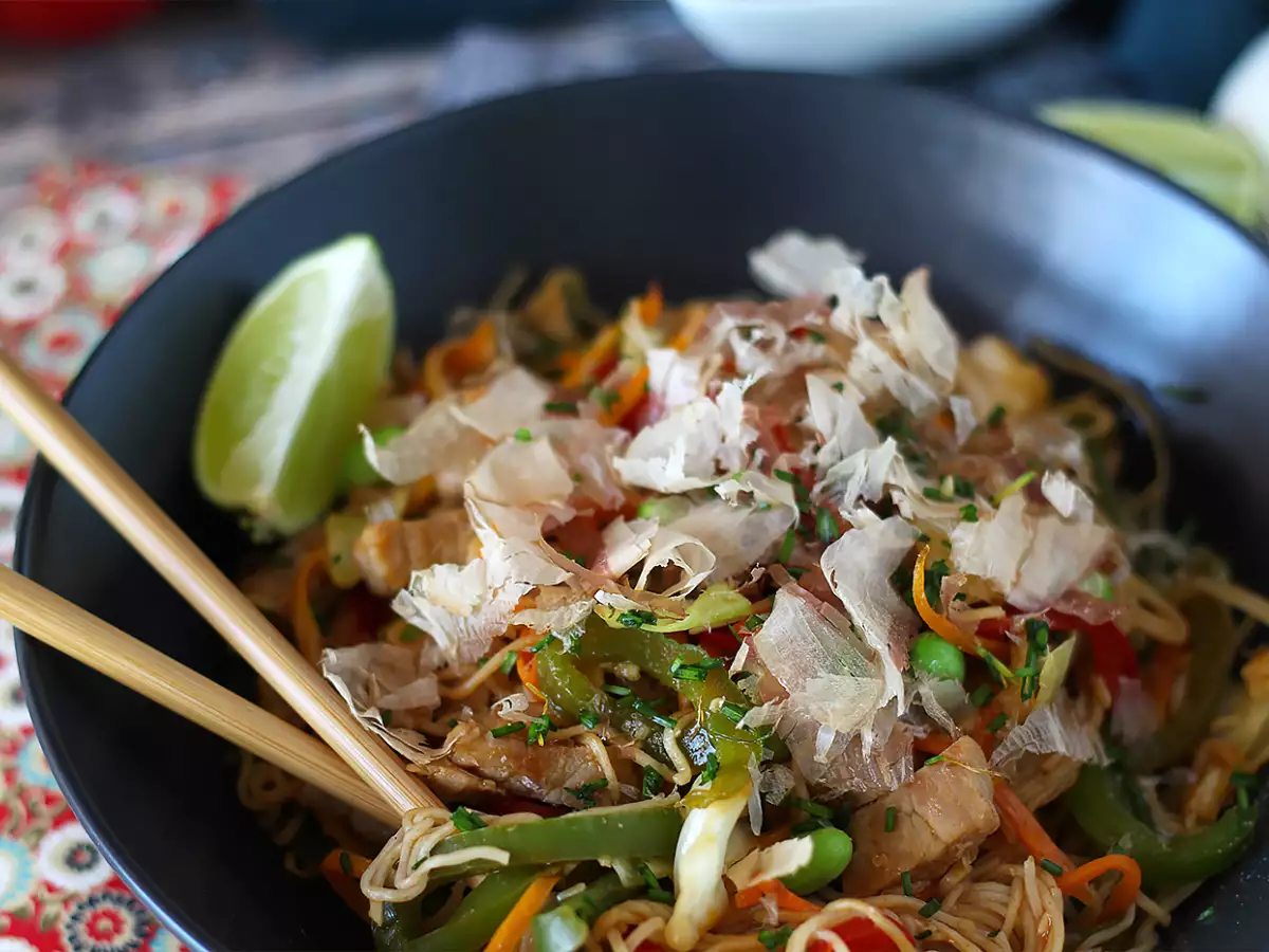 Yakisoba, ocvrti rezanci z zelenjavo - fotografija 4