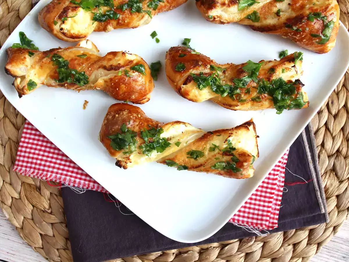 Zavitki iz listnatega testa s sirom in peteršiljem: obvezen del aperitiva - fotografija 5