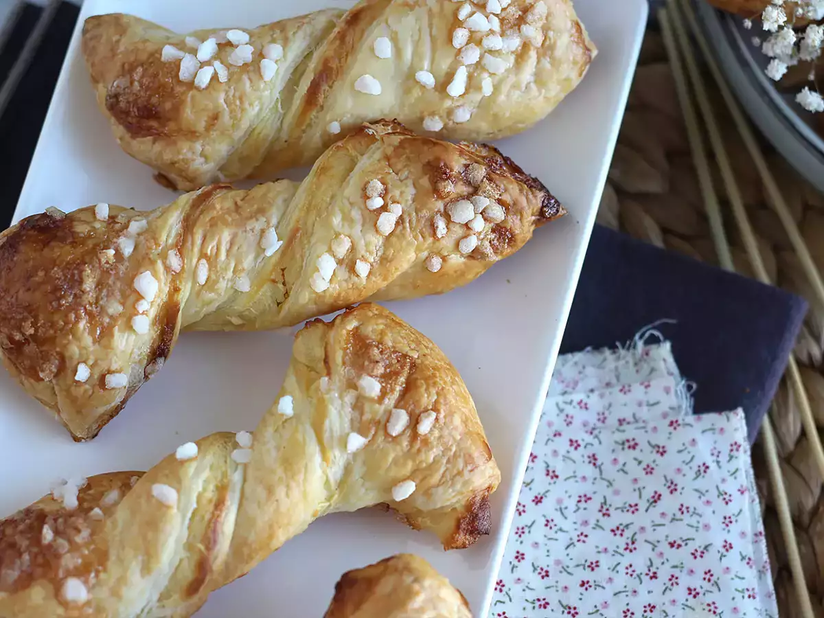 Zavitki iz listnatega testa z vanilijevo slaščičarsko kremo - fotografija 2