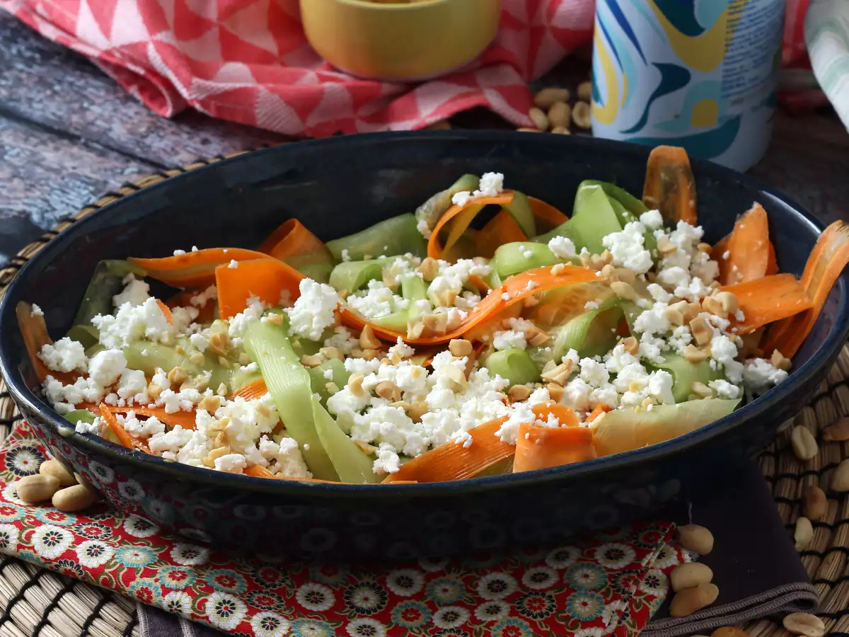 Zelenjavna solata tagliatelle z arašidovo omako - fotografija 3