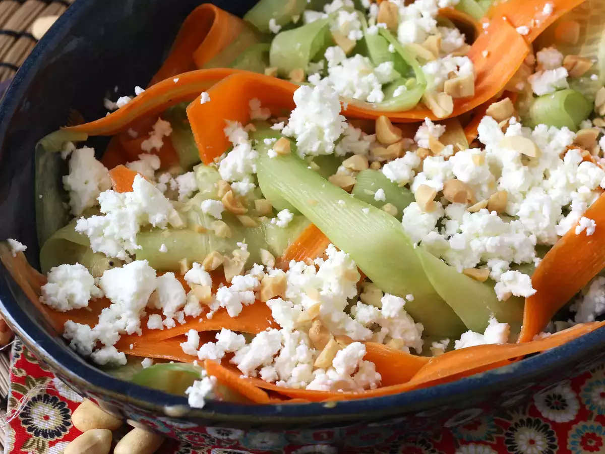 Zelenjavna solata tagliatelle z arašidovo omako - fotografija 4