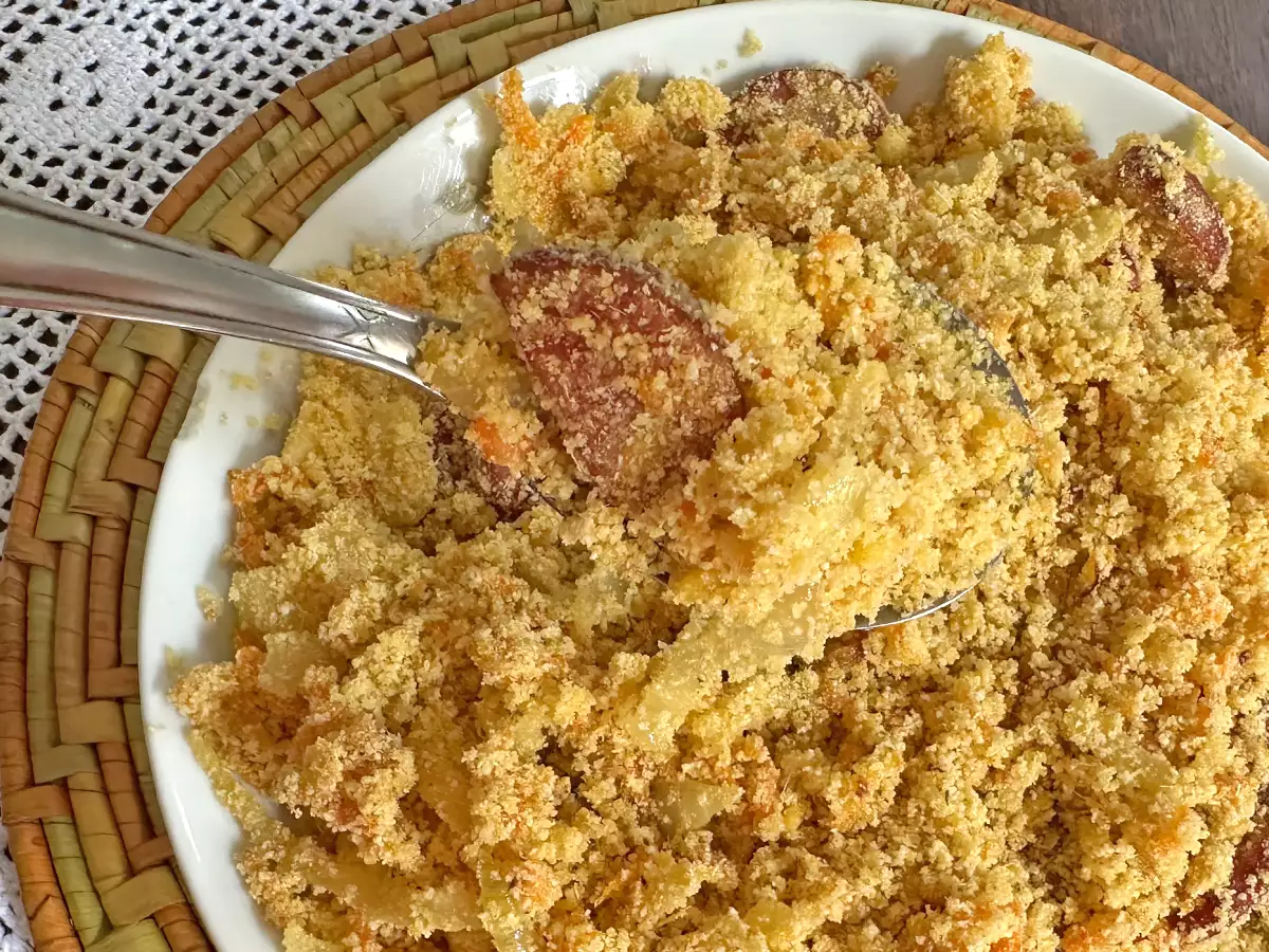 Zlata farofa s klobaso calabresa, jajcem in korenčkom