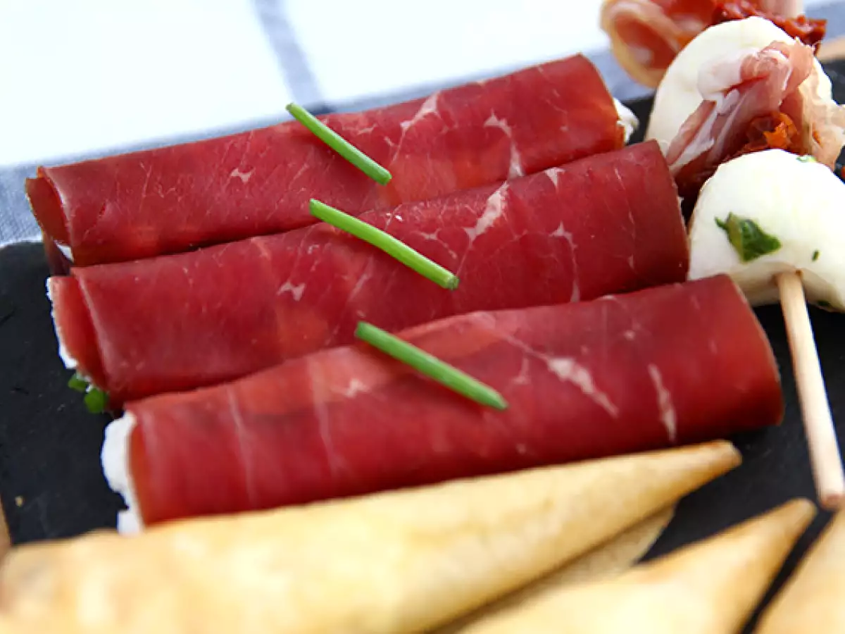 Zvitki iz sušenega govejega mesa Bündnerfleisch s sirom Chavroux - fotografija 2