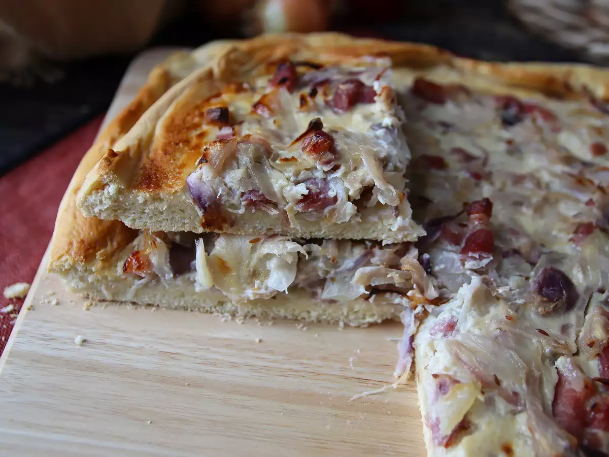 Zwiebelkuchen: nemška pita z mehko dušeno čebulo in slaninskimi koščki - fotografija 3