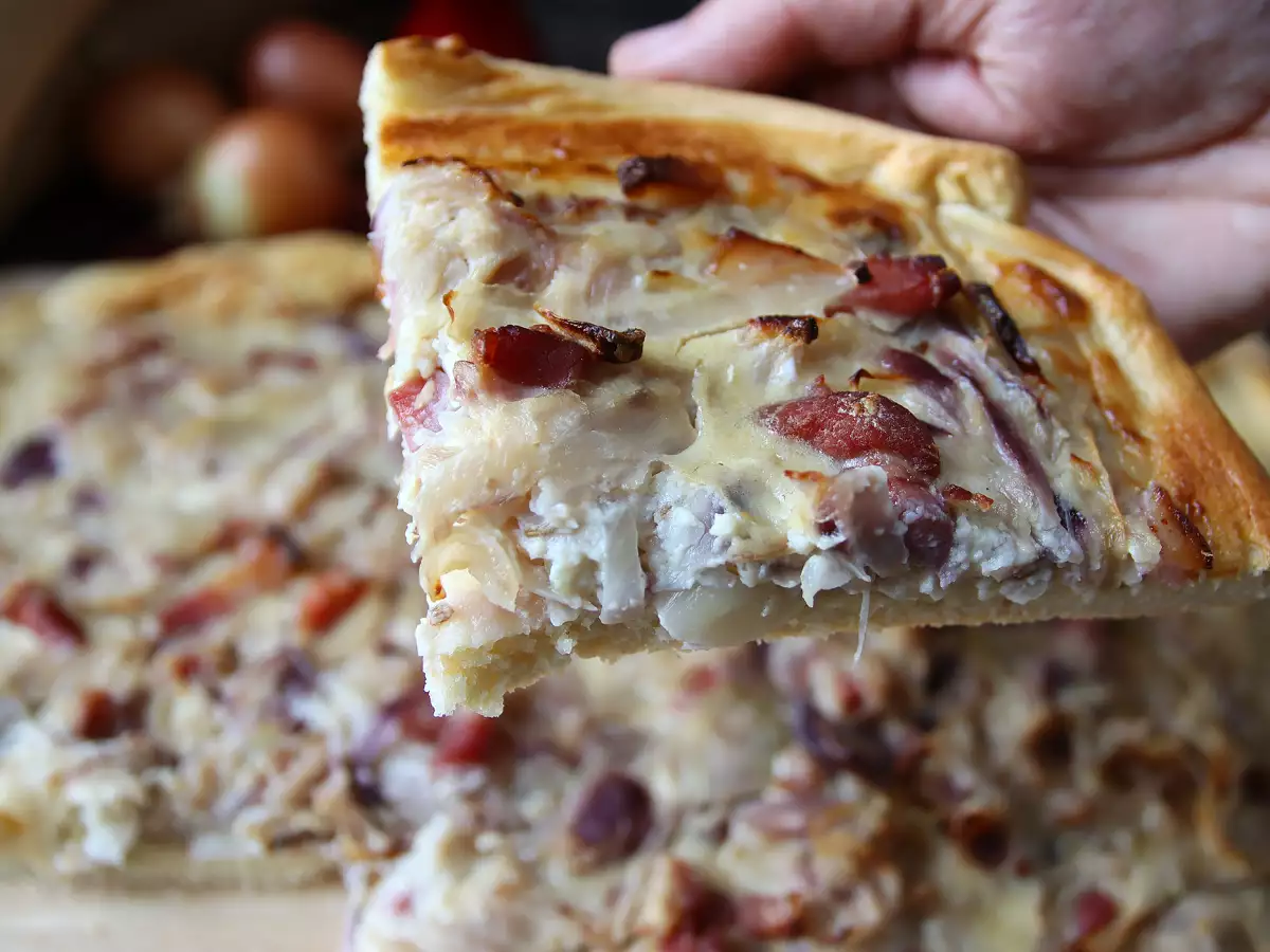 Zwiebelkuchen: nemška pita z mehko dušeno čebulo in slaninskimi koščki - fotografija 4