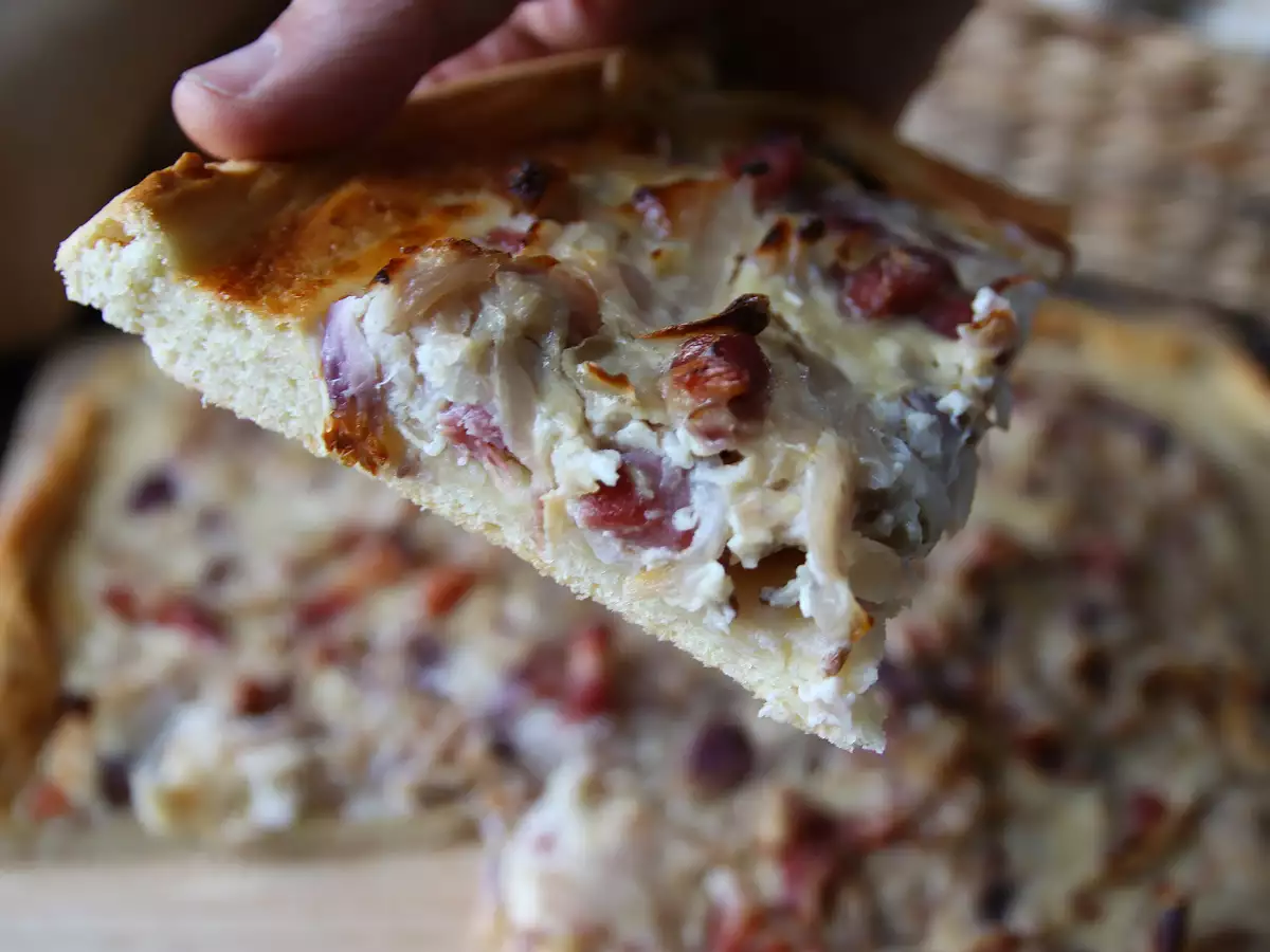 Zwiebelkuchen: nemška pita z mehko dušeno čebulo in slaninskimi koščki - fotografija 5